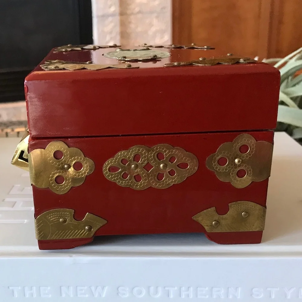 VINTAGE RED CHINESE JEWELRY BOX WITH LOCK & KEY